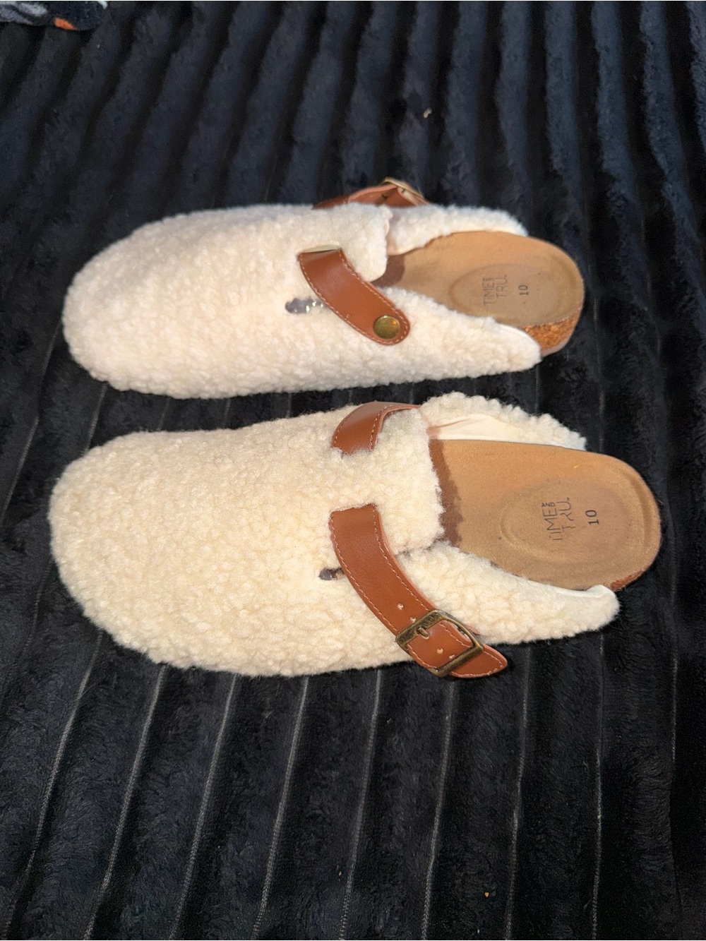 Women’s Time & Tru Sherpa slide on cream & tan clogs in a US 10